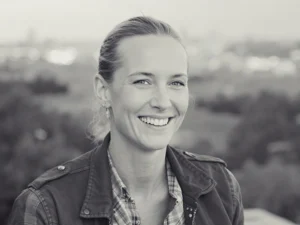 Vleermuiswerende dakgootborstel geïnstalleerd in dakgoot voor langdurige bescherming tegen vleermuizen