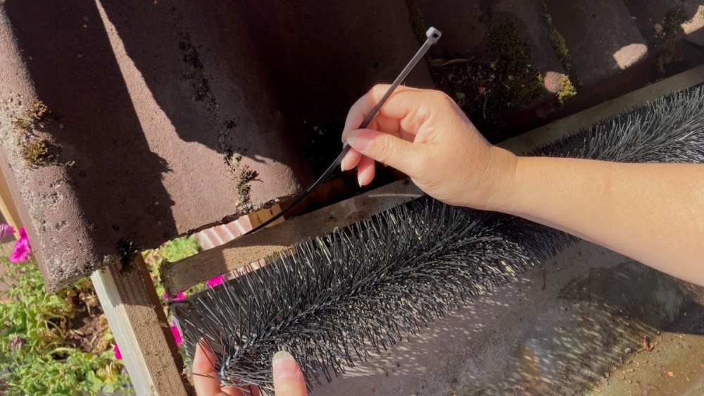 Marterborstel onder dakpannen monteren